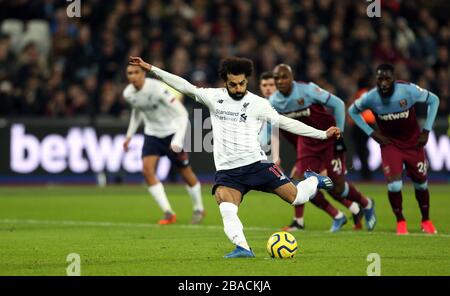 Liverpools Mohamed Salah erzielt mit einem Elfmeter das erste Tor seiner Seite Stockfoto