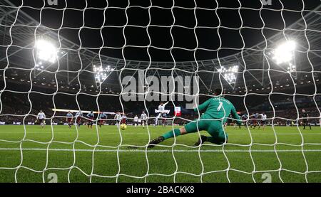 Liverpools Mohamed Salah erzielt mit einem Elfmeter das erste Tor seiner Seite Stockfoto