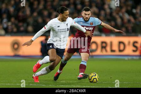 Liverpools Virgil van Dijk (links) und West Ham United's Robert Snodgrass Stockfoto