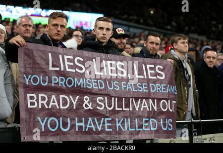 Fans von West Ham United halten ein Banner fest, in dem Karen Brady und David Sullivan beschuldigt werden Stockfoto