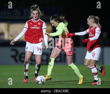 Arsenals Jill Roord (links) und Jordan Nobbs (rechts) kämpfen gegen Caroline Weir von Manchester City um den Ball Stockfoto