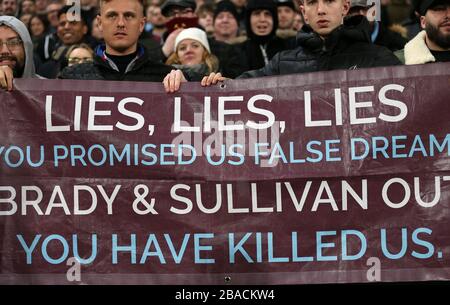 Fans von West Ham United halten ein Banner fest, in dem Karen Brady und David Sullivan beschuldigt werden Stockfoto