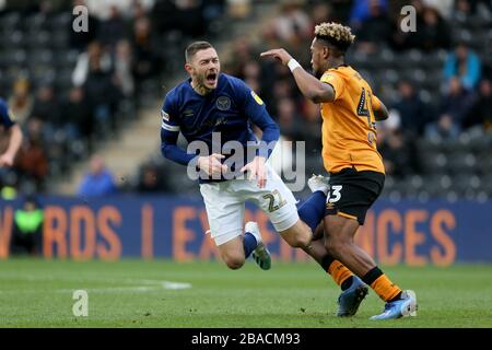 Mallik Wilks (rechts) von Hull City fouls Henrik Dalsgaard von Brentford Stockfoto