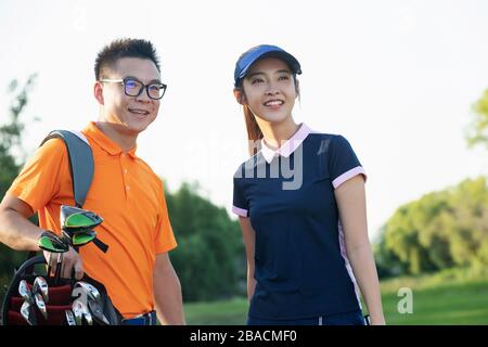 Der Trainer auf dem Spielfeld und die glückliche junge Frau Stockfoto