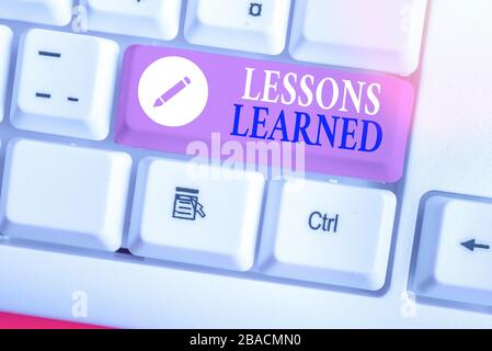 Schreiben Hinweis Übersicht Lektionen gelernt. Business Konzept für das Wissen oder Verständnis von Erfahrungen Stockfoto