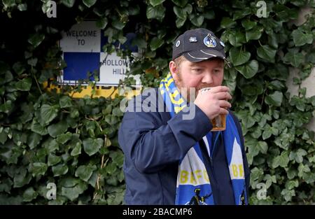 Bristol Rovers Fans vor dem Spiel außerhalb des Memorial Stadium Stockfoto