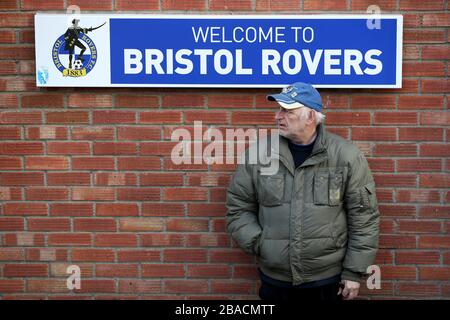 Bristol Rovers Fans vor dem Spiel außerhalb des Memorial Stadium Stockfoto