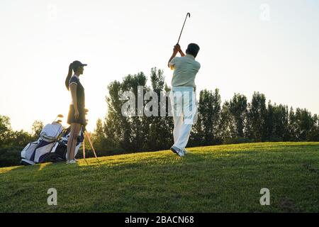 Junge Frauen und Senioren spielen Golf Stockfoto