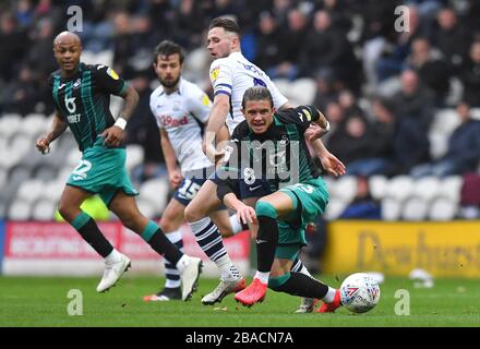 Der Conor Gallagher von Swansea City kämpft mit Alan Browne von Preston North End Stockfoto