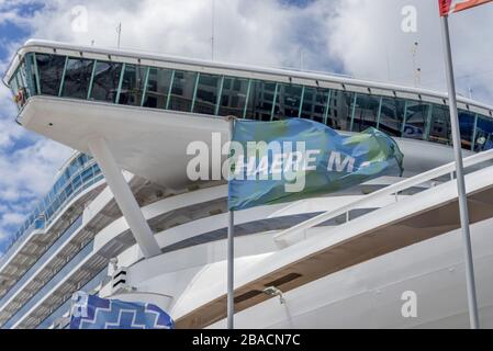 Nahaufnahme einer Flagge mit Maori-Begrüßung, was Begrüßung bedeutet Neben einem Kreuzfahrtschiff in Auckland Stockfoto