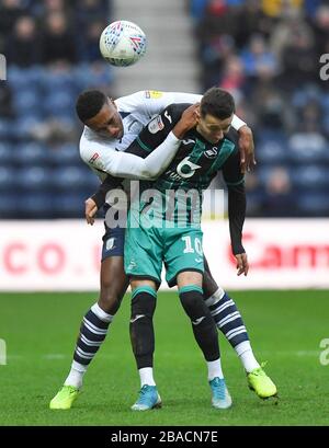 Die Darnell Fisher von Preston North End kämpfen mit Bersant Celina von Swansea City Stockfoto
