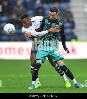 Die Darnell Fisher von Preston North End kämpfen mit Bersant Celina von Swansea City Stockfoto
