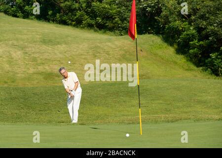 Die älteren auf dem Golfplatz, um Golf zu spielen Stockfoto