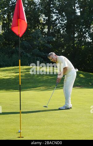 Die älteren auf dem Golfplatz, um Golf zu spielen Stockfoto