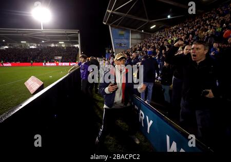 Die Fans von Shrewsbury Town feiern, nachdem Jason Cummings das zweite Tor seiner Seite erzielt hat Stockfoto