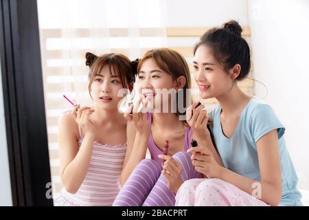 Lippenstift mit Freundinnen im Schlafzimmer Stockfoto