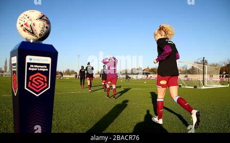 Die Spieler von West Ham United laufen vor dem Spiel gegen Brighton und Hove Albion zum Aufwärmen aus Stockfoto