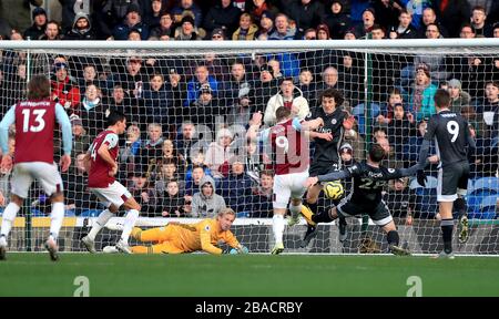 Burnleys Chris Wood (Mitte) erzielt das erste Tor seiner Seite Stockfoto