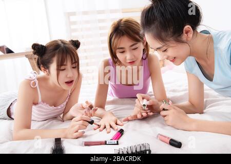 Freundinnen mit nagellack im Schlafzimmer Stockfoto