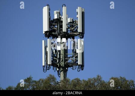 Fernmeldeturm, 5g Netz in der Landstadt. Stockfoto