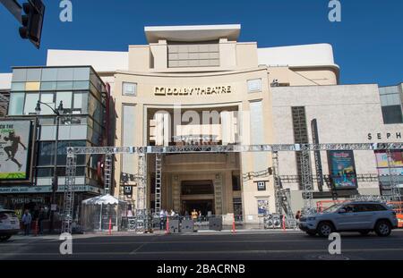 HOLLYWOOD, CA/USA - 27. JANUAR 2020: Die Vorbereitungen für den Hollywood Blvd vor dem Dolby Theatre für die Academy Awards beginnen am 9. Februar Stockfoto