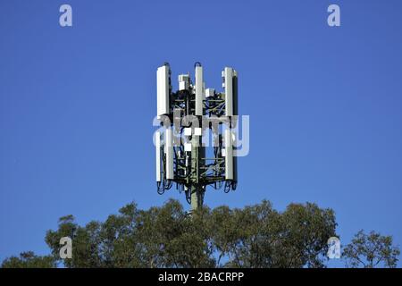 Fernmeldeturm, 5g Netz in der Landstadt. Stockfoto
