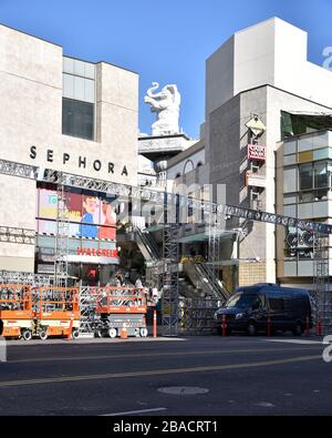 HOLLYWOOD, CA/USA - 27. JANUAR 2020: Vorbereitungen auf Hollywood Blvd vor der Hollywood Highland Mall für die Academy Awards, die am 9. Februar stattfinden Stockfoto