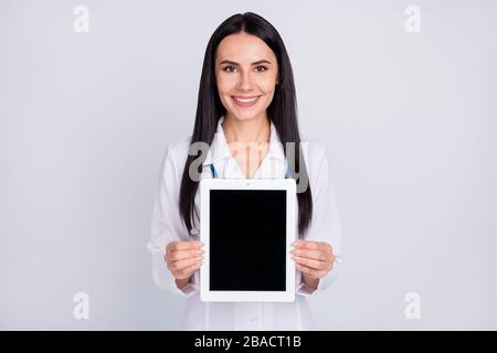 Foto der schönen fröhlichen professionellen Doc Lady, die die digitale Version der Vertragsversicherung des Patienten in einem modernen E-Book zeigt, tragen Stethoskop weißes Labor Stockfoto