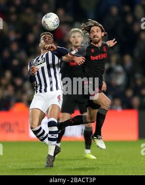 West Bromwich Albions Hal Robson-Kanu (links) und Joe allen von Stoke City kämpfen um den Ball Stockfoto
