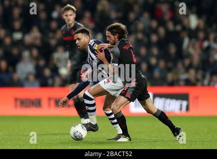 West Bromwich Albions Hal Robson-Kanu (links) und Joe allen von Stoke City kämpfen um den Ball Stockfoto
