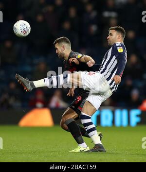 Die Hal Robson-Kanu-Schlacht von Stoke City (links) und West Bromwich Albion um den Ball Stockfoto