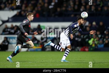 Stoke City's James McClean (links) und West Bromwich Albion's Darnell Furlong in Aktion Stockfoto