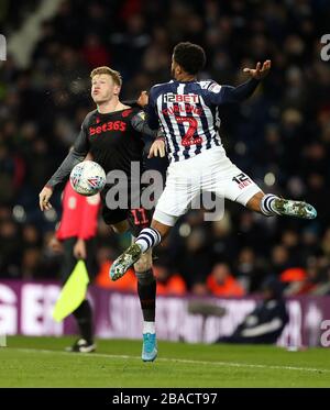 Stoke City's James McClean (links) und West Bromwich Albion's Darnell Furlong Kampf um den Ball Stockfoto
