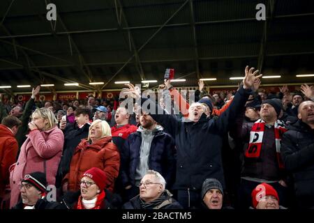 Fans von Sheffield United zeigen ihre Unterstützung auf den Tribünen Stockfoto