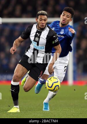 Der Joelinton von Newcastle United (links) und der Matson Holgate von Everton kämpfen um den Ball Stockfoto