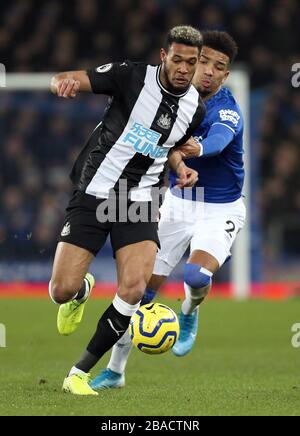 Der Joelinton von Newcastle United (links) und der Matson Holgate von Everton kämpfen um den Ball Stockfoto