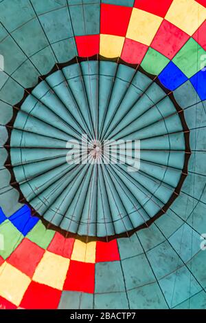 Vertikale Low-Angle-Ansicht eines bunten Heißluftballons - Schön für Hintergründe Stockfoto
