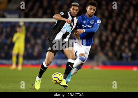 Der Joelinton von Newcastle United (links) und der Matson Holgate von Everton kämpfen um den Ball Stockfoto