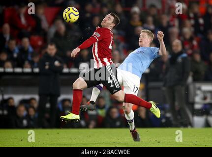 Kevin de Bruyne (rechts) von Manchester City und John Fleck von Sheffield United kämpfen um den Ball Stockfoto