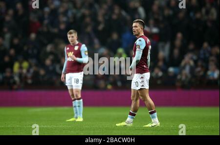 Jack Grealish (rechts) von Aston Villa reagiert, nachdem Watfords Troy Deeney das erste Tor seiner Seite erzielt hat Stockfoto