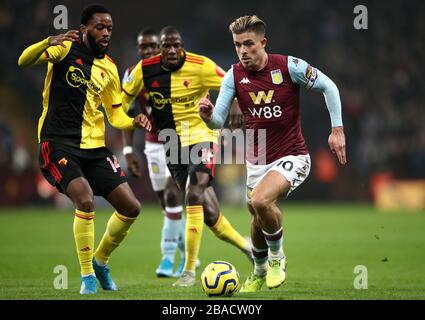 Watfords Nathaniel Chalobah (links) und Jack Grealish (rechts) von Aston Villa kämpfen um den Ball Stockfoto