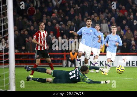 Chris Basham (links) von Sheffield United beobachtet, wie sein Schuss gerettet wird Stockfoto