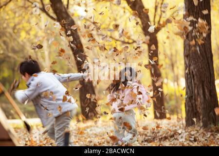 Schöne Jungen und Mädchen spielen im Freien Stockfoto