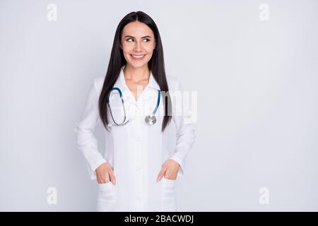 Foto der attraktiven freundlichen Ärztin Beratungs-Reha-Zentrum professionell aussehen leer Raum tragen weißen langen Labormantel Stethoskop Stockfoto