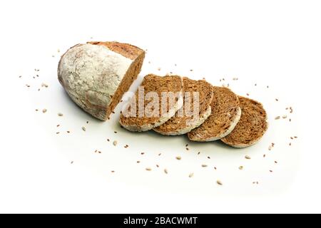 Draufsicht auf Brotscheiben mit verschiedenen, auf weißem Hintergrund isolierten Samen. Brotscheiben und Krümel von oben betrachtet. Stockfoto