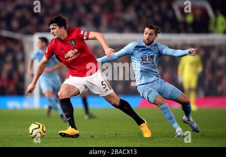 Harry Maguire (links) von Manchester United und Jay Rodriguez von Burnley kämpfen um den Ball Stockfoto