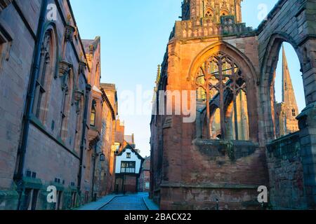 Bayley Lane und Old Coventry Cathedral bei Sonnenaufgang im Frühjahr. Coventry, West Midlands, England Stockfoto