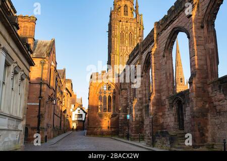 Bayley Lane und Old Coventry Cathedral bei Sonnenaufgang im Frühjahr. Coventry, West Midlands, England Stockfoto