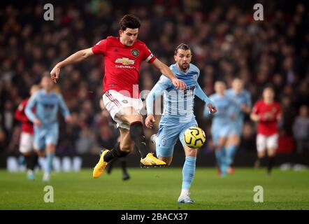 Harry Maguire (links) von Manchester United und Jay Rodriguez von Burnley kämpfen um den Ball Stockfoto