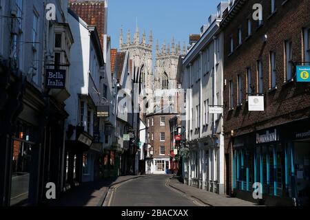 Peking, China. März 2020. Das am 25. März 2020 aufgenommene Foto zeigt eine leere Straße in York, Großbritannien. Credit: Craig Brough/Xinhua/Alamy Live News Stockfoto